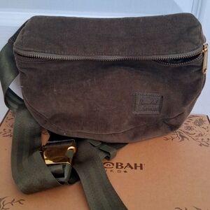 Herschel fanny pack with gold buckle